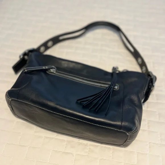Elegant Black Leather Shoulder Bag - Picture 2 of 5